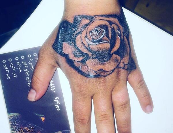 عکس تاتو روی زخم دست