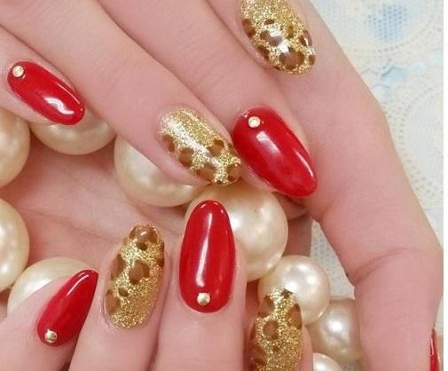 عکس مدل ناخن قرمز و طلایی