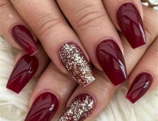 عکس مدل ناخن قرمز و طلایی