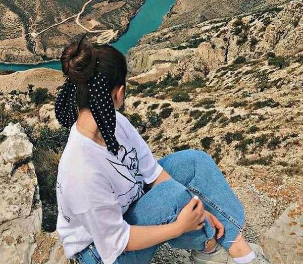 عکس فیک دختر گوشی بدست