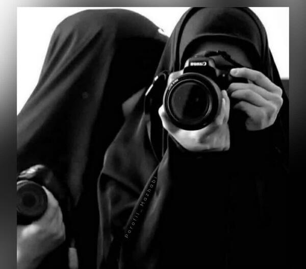 عکس دختر چادری با دوربین
