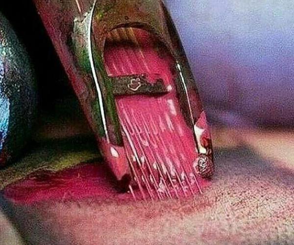 عکس تاتو لب روی بدن