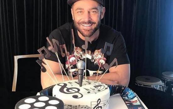 ژست عکس تولد پسر جوان