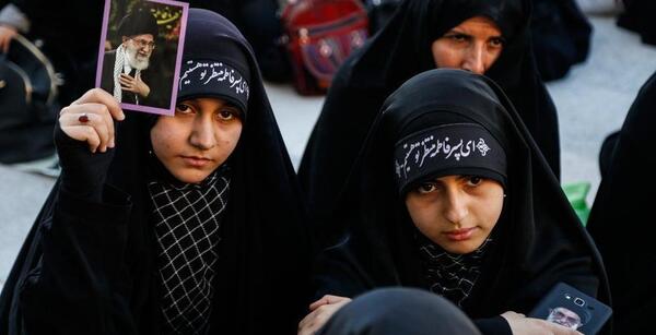 عکس دختر چادری و رهبر