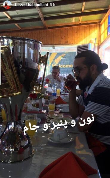 عکس خوابیدن شجاع خلیل زاده با جام