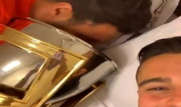 عکس خوابیدن شجاع خلیل زاده با جام