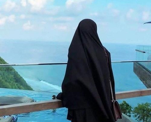 عکس دختر چادری لب دریا