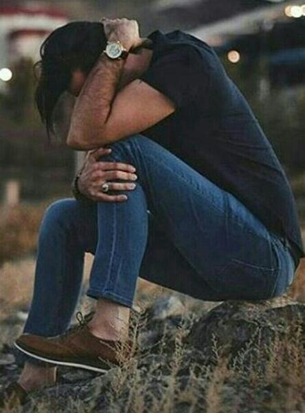 عکس زانو غم بغل گرفتن