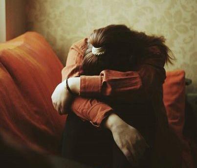 عکس زانو غم بغل گرفتن