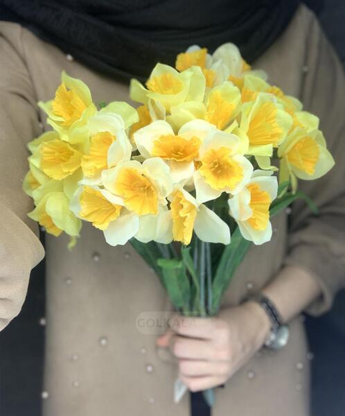 عکس دخترانه گل در دست