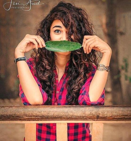 ژست عکس تولد در طبیعت دخترانه