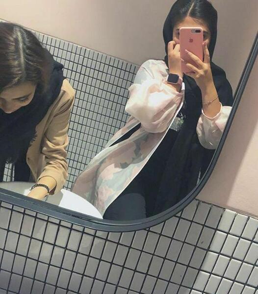 عکس فیک دختر جلوی آینه