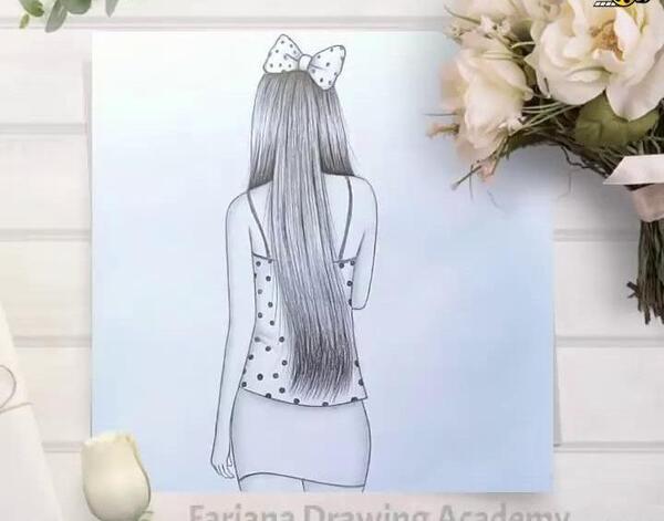 عکس نقاشی دختر ساده و اسان از پشت