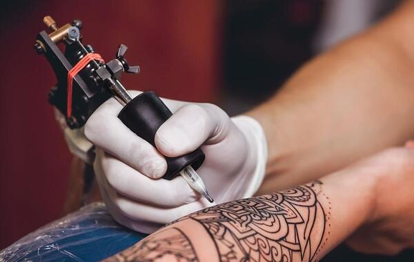 عکس تاتو روی دست گناه است