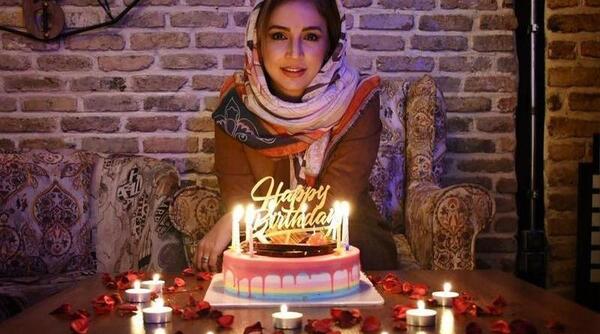 ژست عکس تولد در کافه