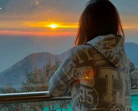 عکس فیک دختر ایستاده