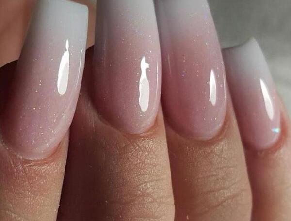 عکس طرح ناخن آمبره سفید