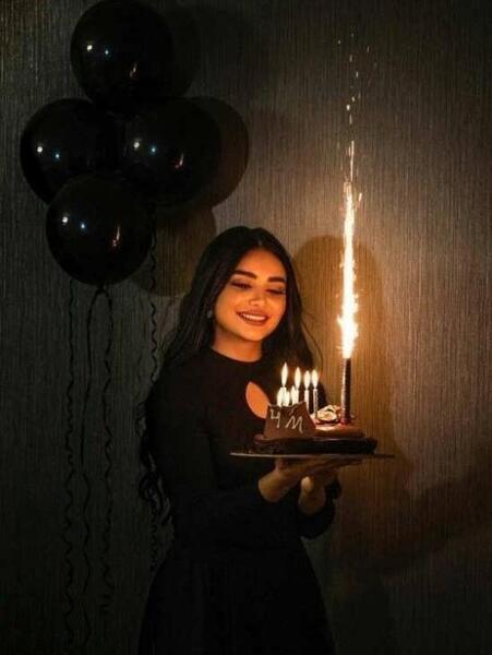 ژست عکس تولد با کیک و بادکنک