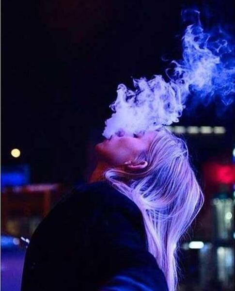 عکس فیک دختر با دود قلیون
