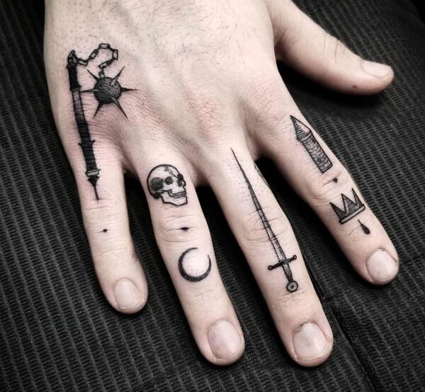 عکس طرح تاتو مردانه روی انگشت دست