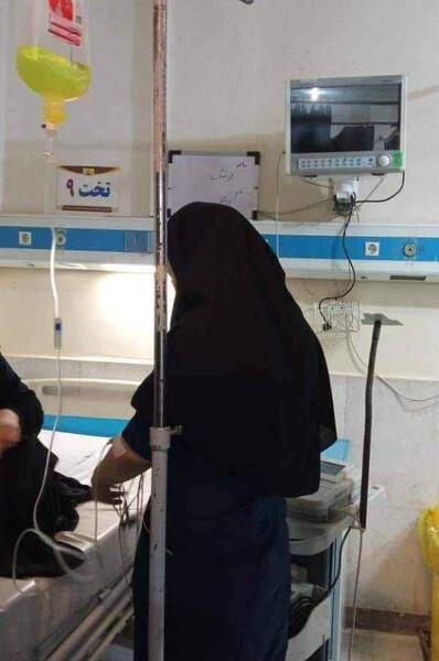 عکس دست دختر در حال سرم