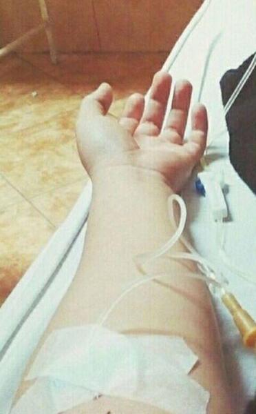 عکس از دست دختر با سرم