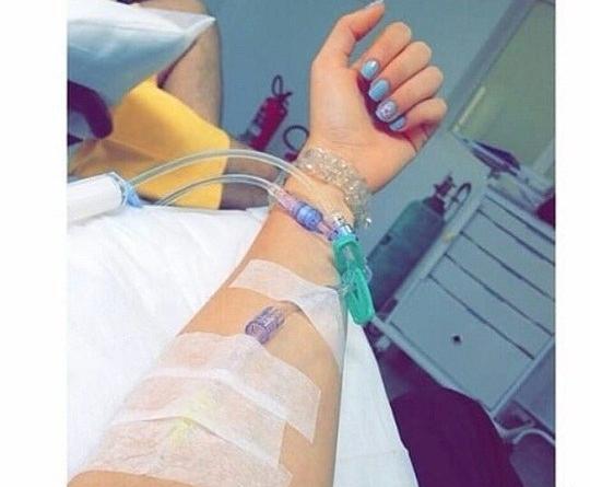 عکس از دست دختر با سرم