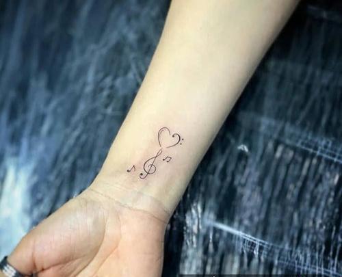 عکس تاتو روی دست دخترانه ساده