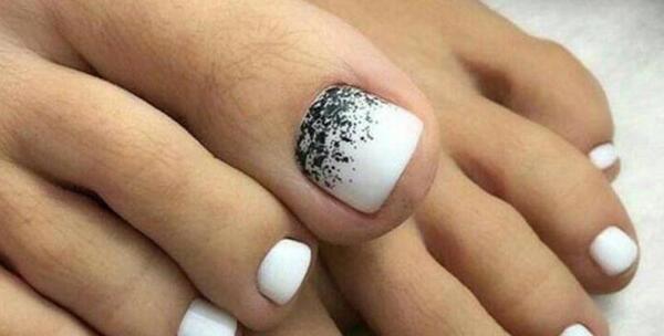 عکس مدل ناخن پا سفید مشکی