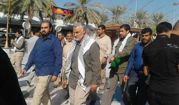 عکس حاج قاسم در بین الحرمین