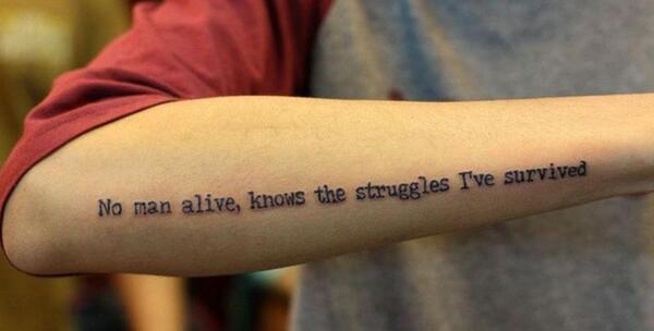 عکس طرح تاتو روی ساعد دست نوشته