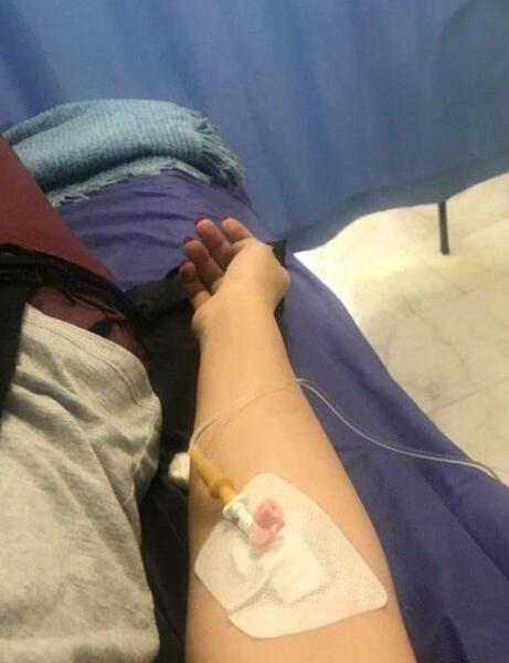 عکس سرم دست دختر با لاک قرمز