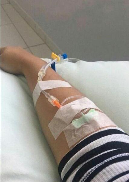 عکس سرم دست دختر با لاک قرمز