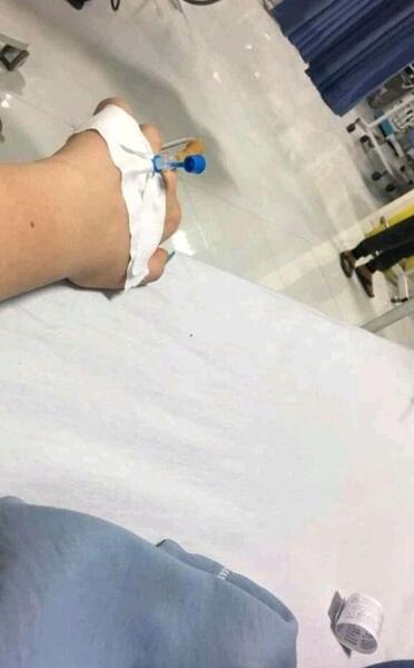 عکس سرم دست دختر با لاک قرمز