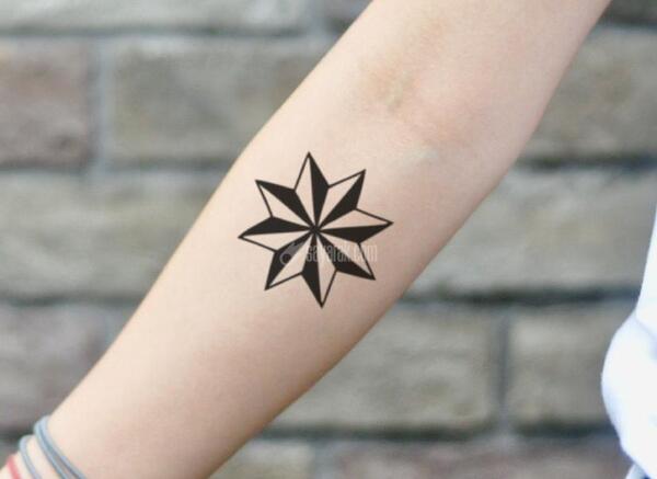 عکس طرح تاتو ساده روی بازو مردانه