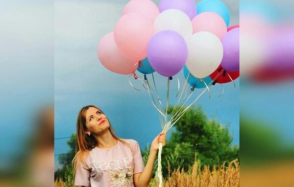 ژست عکس تولد با بادکنک عددی در فضای باز