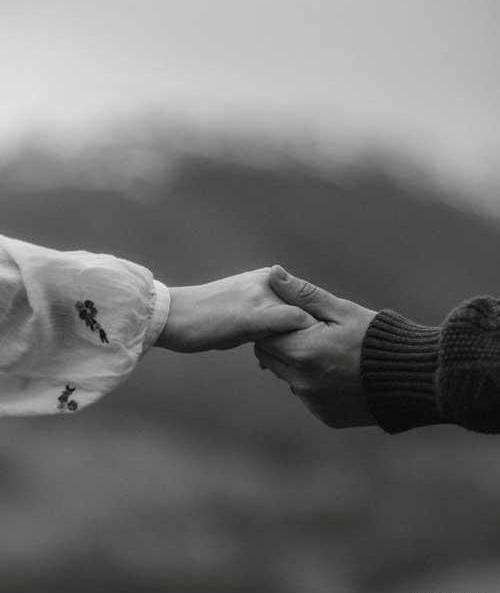 عکس دست دونفره عاشقانه سیاه سفید