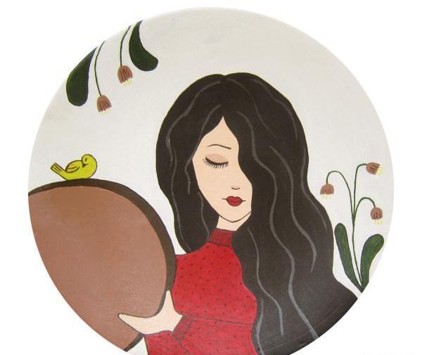 عکس نقاشی دختر روی بشقاب سفالی