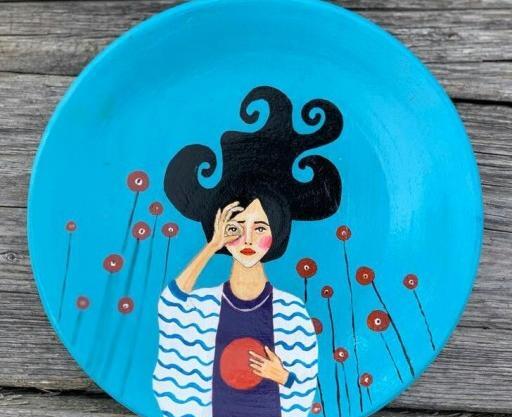 عکس نقاشی دختر روی بشقاب سفالی
