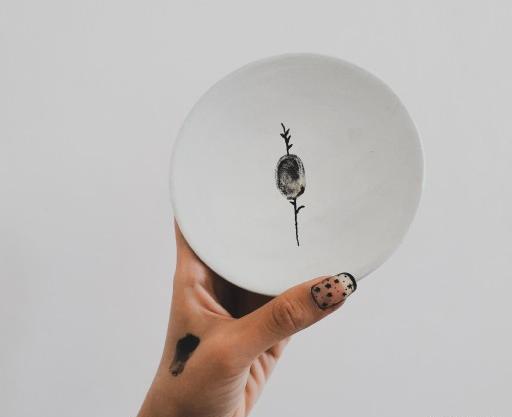 عکس نقاشی دختر روی بشقاب سفالی