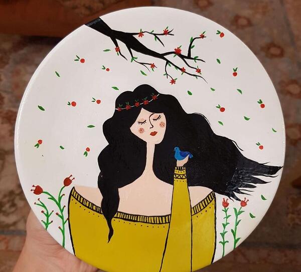 عکس نقاشی دختر روی بشقاب سفالی