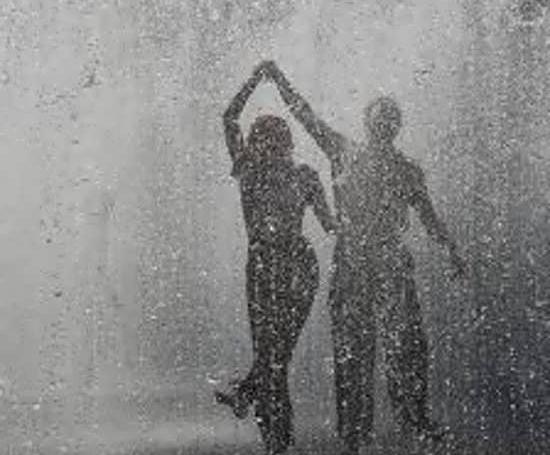 عکس عاشقانه زیر باران