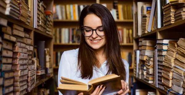 عکس نقاشی دختر در حال کتاب خواندن