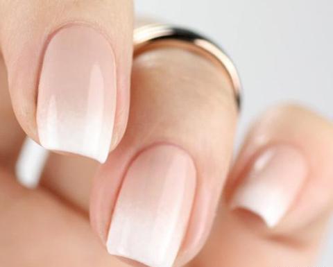 عکس مدل کاشت ناخن ساده بی رنگ