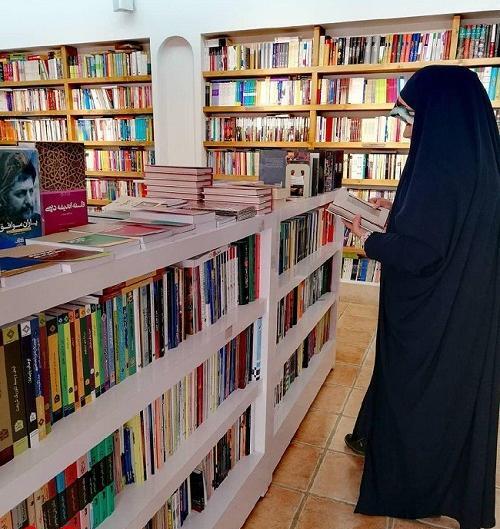 عکس دختر چادری در گلزار شهدا