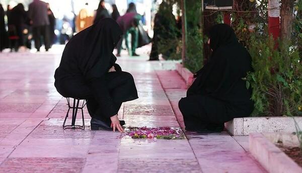 عکس دختر چادری در گلزار شهدا