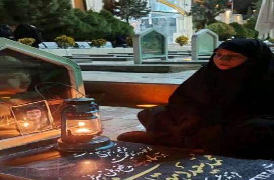 عکس دختر چادری در گلزار شهدا
