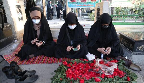 عکس دختر چادری در گلزار شهدا