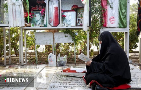 عکس دختر چادری در گلزار شهدا