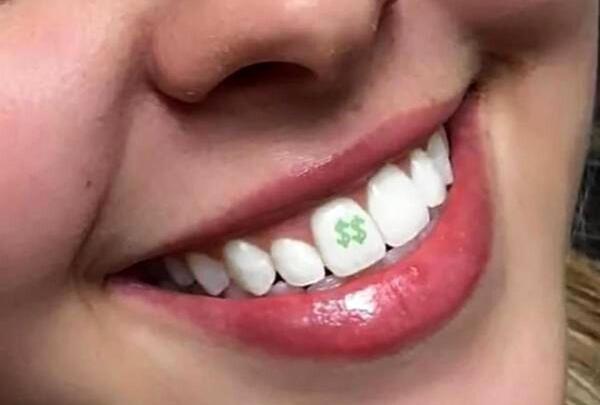 عکس طرح تاتو لب روی گردن
